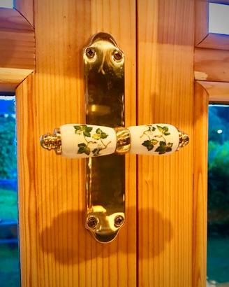 Maniglie in ottone e ceramica decorata