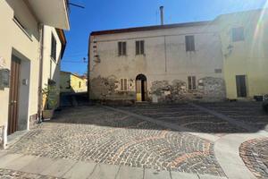 Palazzo 2piani+veranda immerso nel centro storico