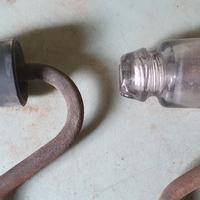 Coppia di antichi isolatori di corrente in vetro