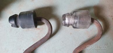 Coppia di antichi isolatori di corrente in vetro