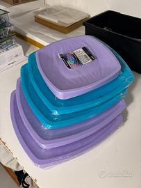 Piatti colorati in plastica