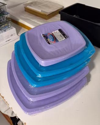 Piatti colorati in plastica