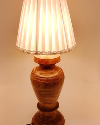 lampada da tavolo in legno 