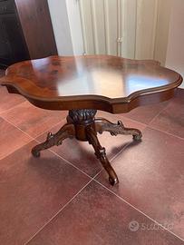 Tavolino ovale in legno con intagli anni ‘80