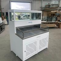 Vetrina frigo pesce e acquario astice ristorante