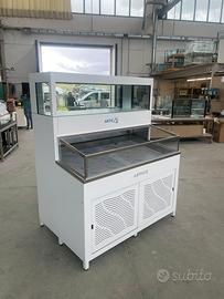 Vetrina frigo pesce e acquario astice ristorante