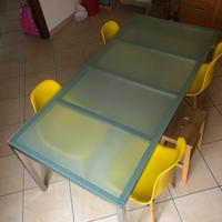 Tavolo in. Vetro e acciaio