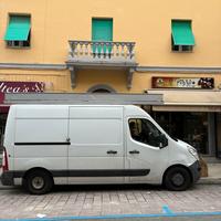 Furgone Renault Master T35 con tenda