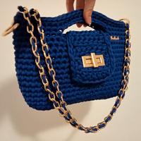 Borsa blu con tracolla a catena color oro