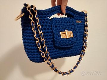Borsa blu con tracolla a catena color oro