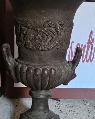 Vaso in metallo da giardino