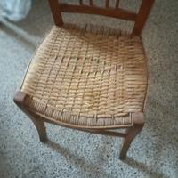 sedia in legno di tipo rustico 