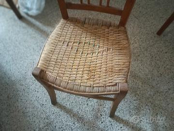 sedia in legno di tipo rustico 