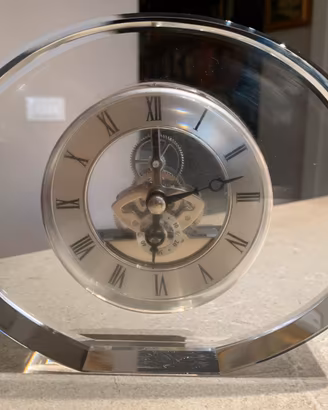 Orologio trasparente da tavolo