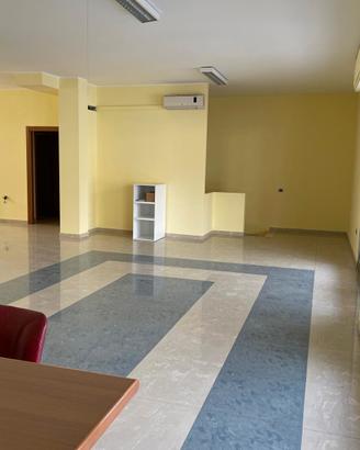 Negozio bilivelli di 150 mq in zona di passaggio