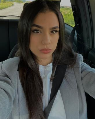 Commessa, addetta alle vendite, cameriera, hostess