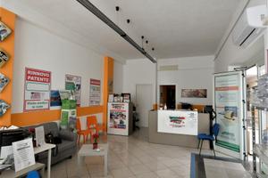 Via Metteotti, locale commerciale in "galleria"