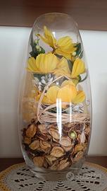 Vaso con fiori finti 