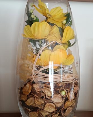 Vaso con fiori finti 