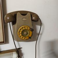 vari modelli di telefoni fissi antichi