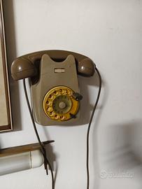 vari modelli di telefoni fissi antichi