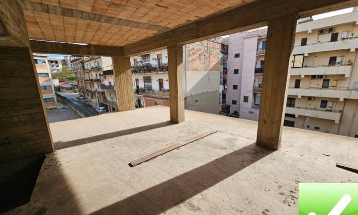 Indipendente 4 Livelli + Garage + Giardino