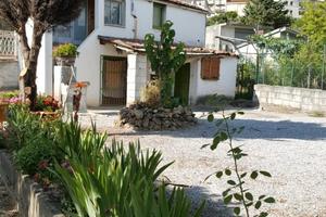 Casale con box più terreno