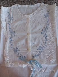 Camicia da notte con ricami azzurri