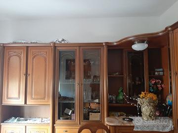 Soggiorno in legno con vetrine e angolo bar