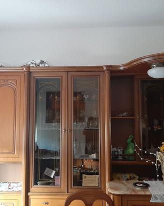Soggiorno in legno con vetrine e angolo bar