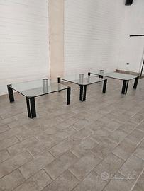 Tavoli da esposizione in vetro.