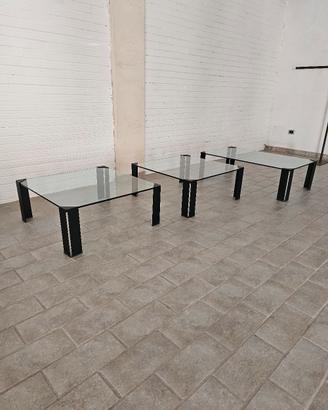 Tavoli da esposizione in vetro.