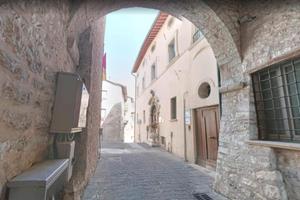 Ampi locali uso commerciale/appartamento/ricettivo