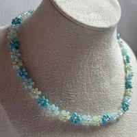 Collana di perline con margherita blu