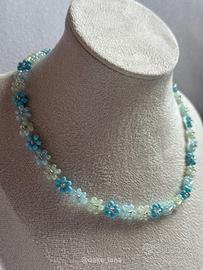 Collana di perline con margherita blu