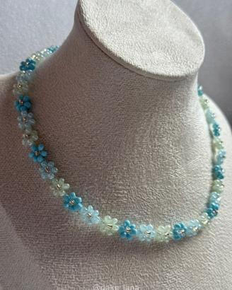 Collana di perline con margherita blu
