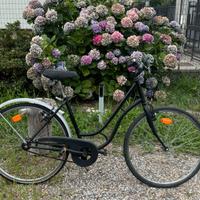 Bici da donna nera tipo olandese