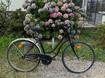 Bici da donna nera tipo olandese