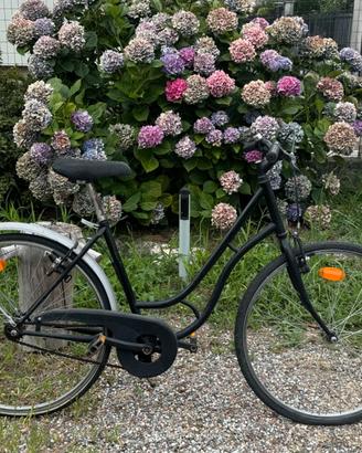 Bici da donna nera tipo olandese