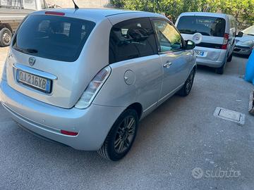 Lancia y