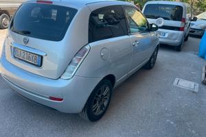 Lancia y