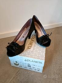 Décolleté open toe nere in raso tacco basso