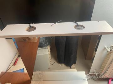 Specchiera bagno moderna con faretti e mensola -