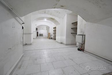 DEPOSITO DI AMPIA QUADRATURA-DUE LIVELLI-VIA MONTE