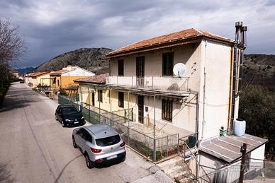 Vendita fabbricato con annesso terreno edificabi