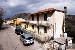 Vendita fabbricato con annesso terreno edificabi