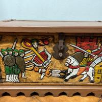 baule in legno intagliato con scene medievali