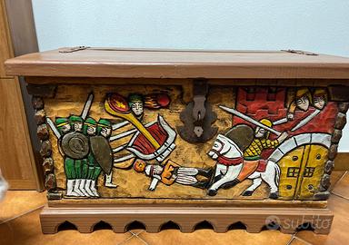 baule in legno intagliato con scene medievali