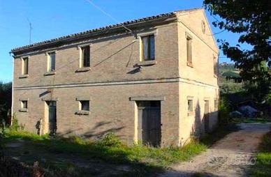 CASOLARE COLONICO CON TERRENO a MONTERUBBIANO