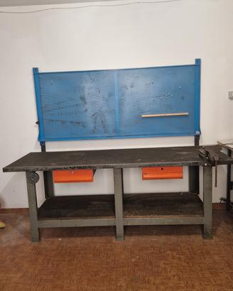 banco da lavoro con morsa